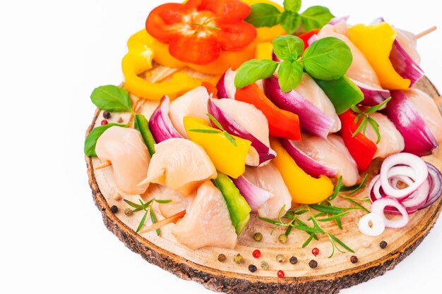 O farfurie colorată cu ingrediente proaspete